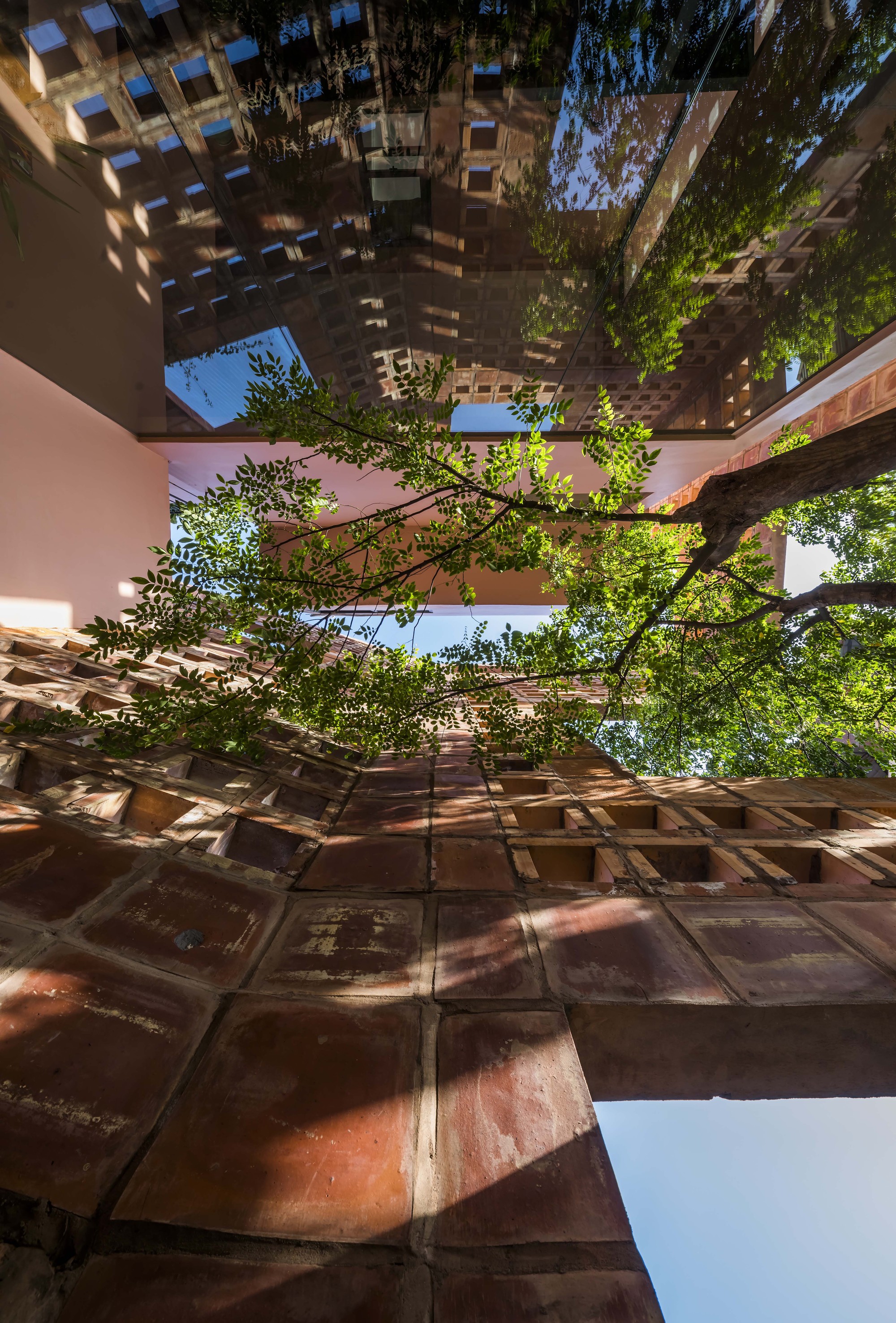 00 Bat Trang House 05 Skylight in the semi exterior space